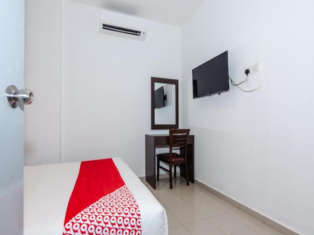Oyo 1090 Hollitel Hotel Melaka Malacca Exterior foto